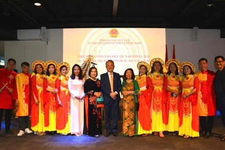Đại sứ Ngô Hướng Nam chụp ảnh với các thành viên tham gia chương trình nghệ thuật tại lễ kỷ niệm. (Ảnh: Đại sứ quán Việt Nam tại Hà Lan)