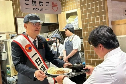 Đại sứ Việt Nam tại Nhật Bản Phạm Quang Hiệu đã tham gia sự kiện với mong muốn quảng bá món cơm tấm Việt Nam nói riêng và ẩm thực Việt Nam nói chung với người dân nước sở tại. (Ảnh: Đại sứ quán Việt Nam tại Nhật Bản)