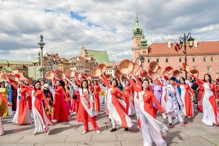 Tiết mục biểu diễn áo dài của cộng đồng người Việt tại Ba Lan góp phần lan tỏa hình ảnh Việt Nam thân thiện, giàu truyền thống tới bạn bè quốc tế. (Ảnh: Đại sứ quán Việt Nam tại Ba Lan)