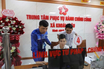 Cán bộ của VNPT hỗ trợ kỹ thuật tại một trung tâm hành chính công của xã Khoái Châu