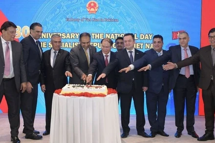 Các đại biểu tham gia cắt bánh mừng kỷ niệm 80 năm Quốc khánh nước Cộng hòa Xã hội chủ nghĩa Việt Nam. (Ảnh: Đại sứ quán Việt Nam tại Pakistan)