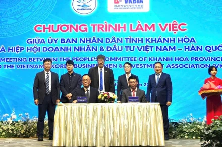 Ký kết Biên bản hợp tác chiến lược toàn diện giữa Hiệp hội Doanh nhân và Đầu tư Việt Nam-Hàn Quốc và Trường đại học Thái Bình Dương, Khánh Hòa. (Ảnh: Nguồn VKBIA) 
