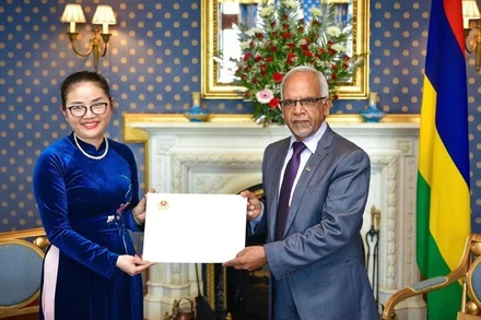 Đại sứ Trần Thị Thu Thìn đã trình Thư ủy nhiệm lên Tổng thống Cộng hòa Mauritius Dharambeer Gokhool. (Ảnh: Đại sứ quán Việt Nam tại Mozambique)