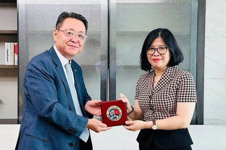 Tổng lãnh sự Việt Nam tại Busan Đoàn Phương Lan và ông Chang Ho Ick, Chủ tịch Hội Những người yêu Việt Nam tại Hàn Quốc. (Ảnh: Tổng lãnh sự quán Việt Nam tại Busan, Hàn Quốc)