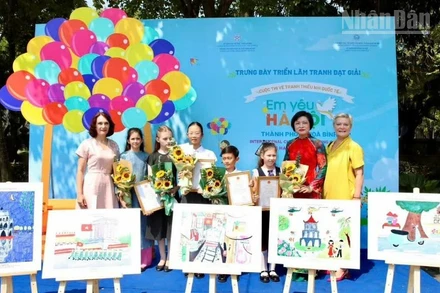 Đại diện Ban tổ chức chụp ảnh kỷ niệm với các thí sinh đạt giải cuộc thi. 