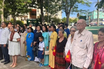 Các đại biểu tham dự lễ dâng hoa tưởng nhớ Chủ tịch Hồ Chí Minh nhân kỷ niệm 80 năm Quốc khánh Việt Nam. (Ảnh: Đại sứ quán Việt Nam tại Cuba)