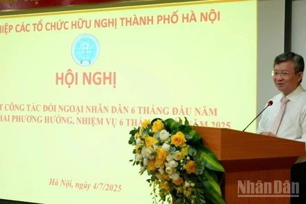 Chủ tịch Liên hiệp các tổ chức hữu nghị thành phố Hà Nội Nguyễn Ngọc Kỳ phát biểu tại hội nghị. (Ảnh: KHÁNH LAN)