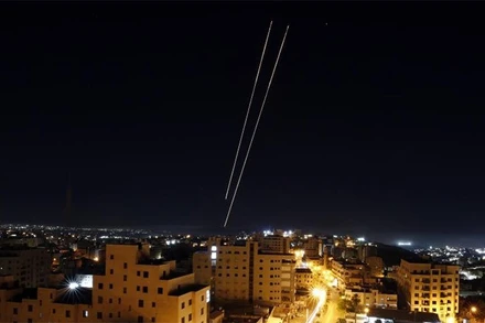 Một cuộc tấn công tên lửa của Iran nhằm vào Israel, ngày 18/6/2025. (Ảnh: TÂN HOA XÃ)