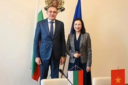 Đại sứ Nguyễn Thị Minh Nguyệt và Bộ trưởng Lao động và Chính sách xã hội Bulgaria Borislav Gutsanov. (Ảnh: Đại sứ quán Việt Nam tại Bulgaria)