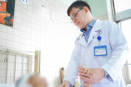 Bác sĩ tại bệnh viện Chợ Rẫy theo sát quá trình hồi phục của bé D.