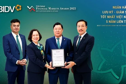 Đại diện BIDV lên nhận giải thưởng.