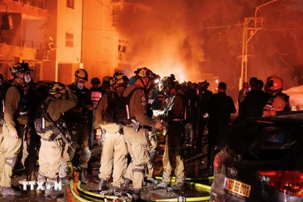 Lực lượng an ninh Israel làm nhiệm vụ tại hiện trường một vụ tấn công bằng tên lửa của Iran ở Haifa, miền bắc Israel, ngày 15/6/2025. (Ảnh: THX/TTXVN)