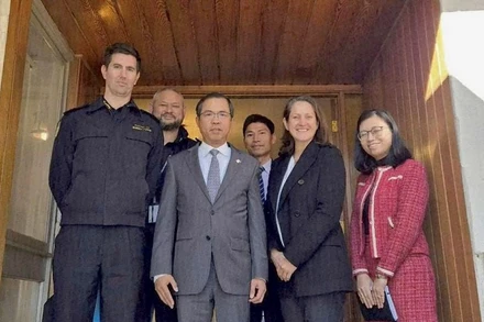 Đại sứ Phạm Hùng Tâm và bà Lynn Bell, Đại sứ chống buôn người và tội phạm xuyên quốc gia của Australia (thứ hai từ phải sang) và các thành viên tham dự buổi làm việc (Ảnh: Đại sứ quán Việt Nam tại Australia)