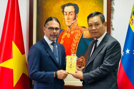 Đại sứ Vũ Trung Mỹ tặng Phó Tổng thống Freddy Nánez tập thơ “Nhật ký trong tù” của Chủ tịch Hồ Chí Minh được dịch sang tiếng Tây Ban Nha. (Ảnh: Đại sứ quán Việt Nam tại Venezuela)