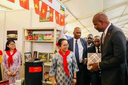 Tổng thống Mozambique Daniel Chapo tham quan và bày tỏ sự quan tâm đến các sản phẩm và dịch vụ được trưng bày, giới thiệu tại gian hàng Việt Nam. (Ảnh: Đại sứ quán Việt Nam tại Mozambique)