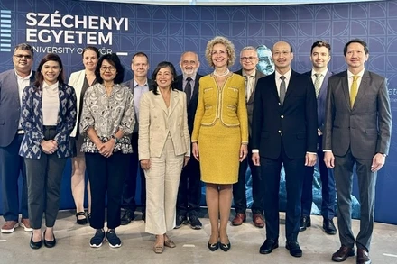 Đại sứ Bùi Lê Thái (thứ 2 từ phải sang) cùng với Đại sứ các nước ASEAN tại Hungary đã thăm và làm việc tại Trường đại học Győr. (Ảnh: Đại sứ quán Việt Nam tại Hungary)