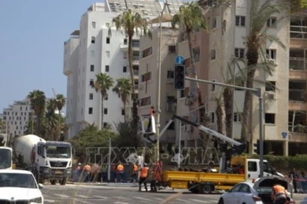 Một tòa nhà chung cư ở đường Levy Eshkol (Tel Aviv) bị phá hủy do trúng tên lửa rạng sáng 16/6/2025. (Ảnh: TTXVN)