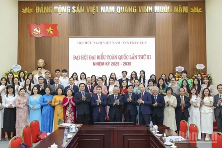 Ban Chấp hành Hội Hữu nghị Việt Nam-Australia khóa IV, nhiệm kỳ 2025-2030 ra mắt Đại hội. (Ảnh: KHÁNH LAN)