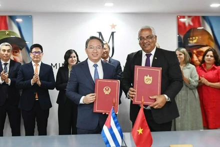 Bộ trưởng Tư pháp Nguyễn Hải Ninh và Bộ trưởng Tư pháp Cuba Silveira ký kết Thỏa thuận hợp tác thực hiện "Dự án hỗ trợ kỹ thuật tăng cường năng lực xây dựng và thực thi pháp luật cho Cuba" - dự án hỗ trợ kỹ thuật đầu tiên của Việt Nam dành cho Cuba trong lĩnh vực thể chế. (Ảnh: Đại sứ quán Việt Nam tại Cuba)