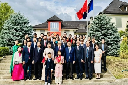 Chủ tịch Quốc hội Trần Thanh Mẫn, Phu nhân và Đoàn đại biểu cấp cao Việt Nam chụp ảnh cùng cán bộ, nhân viên các cơ quan đại diện Việt Nam và cộng đồng người Việt Nam tại Thụy Sĩ.