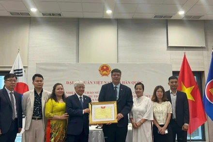 Chủ tịch Ủy ban Trung ương Mặt trận Tổ quốc Việt Nam Đỗ Văn Chiến trao Bằng khen tặng tập thể Hiệp hội Doanh nhân và Đầu tư Việt Nam-Hàn Quốc. (Ảnh: VKBIA)