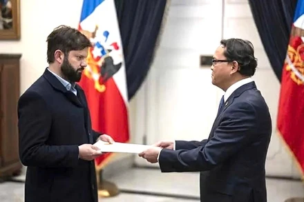 Đại sứ Nguyễn Việt Cường trình Quốc thư lên Tổng thống Cộng hòa Chile Gabriel Boric Font. (Ảnh: Đại sứ quán Việt Nam tại Chile)