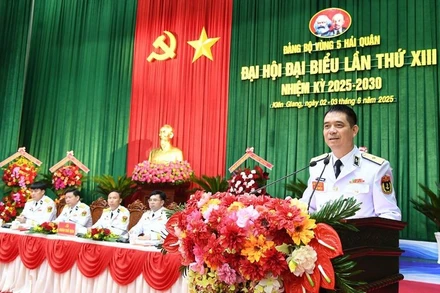 Thiếu tướng Nguyễn An Phong, Bí thư Đảng ủy, Chính ủy Quân chủng Hải quân dự và chỉ đạo Đại hội. (Ảnh: Văn Định)