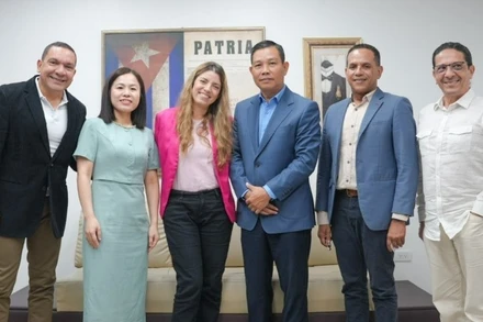 Đại sứ Vũ Trung Mỹ (thứ 3 từ phải qua) và Chủ tịch TELESUR Patricia Villegas (áo hồng) cùng lãnh đạo TELESUR chụp ảnh kỷ niệm. (Ảnh: Đại sứ quán Việt Nam tại Venezuela)