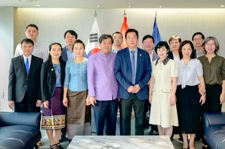 Cán bộ Đại sứ quán Việt Nam và Đại sứ quán Lào tại Hàn Quốc chụp ảnh kỷ niệm. (Ảnh: Đại sứ quán Việt Nam tại Hàn Quốc)