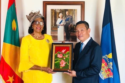 Đại sứ Vũ Trung Mỹ trao quà kỷ niệm tặng Toàn quyền Grenada, bà Cecile La Grenade. (Ảnh: Đại sứ quán Việt Nam tại Venezuela)