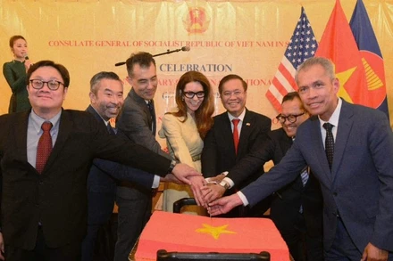 Các đại biểu cắt bánh chào mừng 80 năm Quốc khánh Việt Nam. (Ảnh: Tổng Lãnh sự quán Việt Nam tại San Francisco)