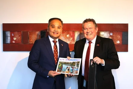 Đại sứ Phan Minh Giang và Thị trưởng thành phố Palmerston North (New Zealand) Grant Smith. (Ảnh: Đại sứ quán Việt Nam tại New Zealand)