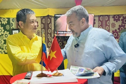 Đại sứ Vũ Trung Mỹ tiếp, trao đổi với Thị trưởng Rafael Torrealba tại gian hàng Việt Nam tại Hội chợ quốc tế Páez 2025. (Ảnh: Đại sứ quán Việt Nam tại Venezuela)