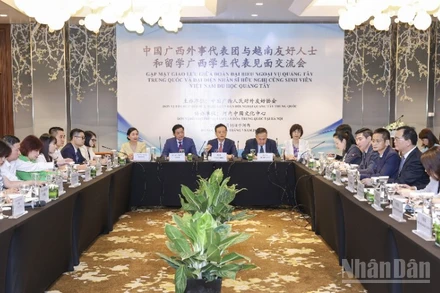 Toàn cảnh cuộc gặp gỡ các nhân sĩ hữu nghị, các lưu học sinh Việt Nam từng học tập tại Quảng Tây, Trung Quốc. (Ảnh: KHÁNH LAN)