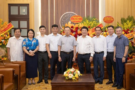 Đoàn Ủy ban Kiểm tra Trung ương do đồng chí Hoàng Văn Trà, Ủy viên Trung ương Đảng, Phó Chủ nhiệm Ủy ban dẫn đầu sang thăm, chúc mừng Báo Nhân Dân nhân kỷ niệm 100 năm Ngày Báo chí Cách mạng Việt Nam.