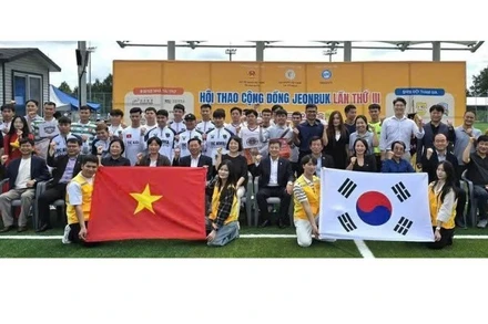 Các đại biểu, các vận động viên tham dự Hội thao giao lưu thể thao chụp ảnh kỷ niệm. Ảnh: TTXVN