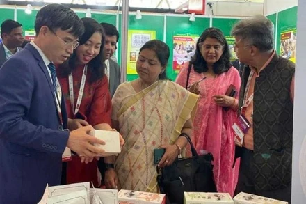 Tham tán Thương mại Bùi Trung Thướng giới thiệu về sản phẩm chè của Việt Nam tại Hội chợ thương mại tại Ấn Độ. (Ảnh: Thương vụ Việt Nam tại Ấn Độ)