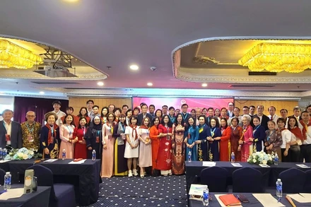 Hơn 100 đại biểu từ 17 quốc gia và vùng lãnh thổ trên thế giới đã tham gia lớp tập huấn lãnh đạo Hội đoàn người Việt Nam ở nước ngoài năm 2025. 