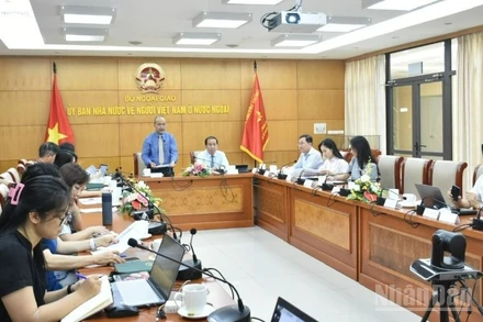 Toàn cảnh sự kiện diễn ra tại đầu cầu Hà Nội. (Ảnh: KHÁNH LAN)