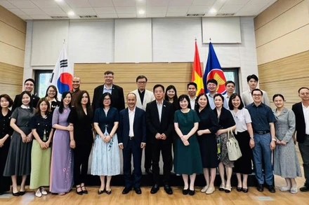 Đoàn chụp ảnh lưu niệm với Đại sứ, Tổng lãnh sự và các hội đoàn người Việt tại Hàn Quốc. (Ảnh: Ủy ban Nhà nước về người Việt Nam tại nước ngoài)