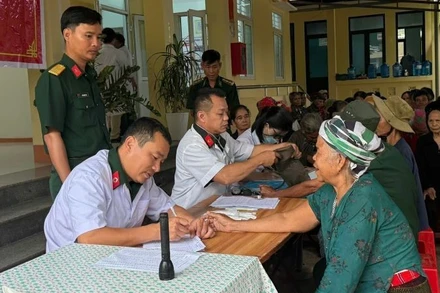 Đội ngũ y, bác sĩ Bệnh xá Quân dân y Đoàn Kinh tế-Quốc phòng 337 khám bệnh và tư vấn sức khỏe cho bà con nhân dân các xã trong vùng dự án Khu Kinh tế-Quốc phòng Khe Sanh, Quảng Trị. (Ảnh: DUY ĐÔNG)