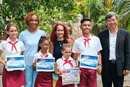 Đại sứ Lê Quang Long và các cháu thiếu nhi đạt giải tại Lễ trao giải Cuộc thi văn học và vẽ tranh “Cuba và Việt Nam: Một tình bạn không biên giới”. (Nguồn: ĐSQ Việt Nam tại Cuba)