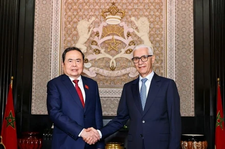 Chủ tịch Hạ viện Morocco Rachid Talbi Alami đón Chủ tịch Quốc hội Trần Thanh Mẫn. (Ảnh: TTXVN)