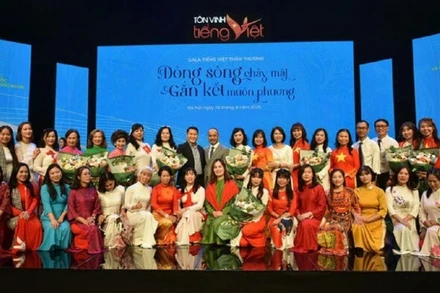 Các đại biểu tham dự chương trình chụp ảnh kỷ niệm. 