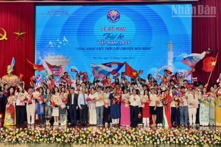 Các đại biểu tham dự Lễ bế mạc Trại hè Việt Nam 2025 chụp ảnh kỷ niệm.
