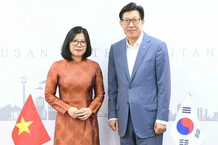 Tổng lãnh sự Việt Nam tại Busan (Hàn Quốc) Đoàn Phương Lan và Thị trưởng thành phố Busan Park Heong Joon. (Ảnh: Tổng lãnh sự Việt Nam tại Busan)