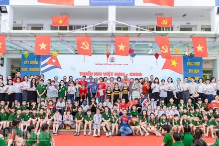 Các đại biểu và học sinh hai nước Việt Nam-Cuba chụp ảnh kỷ niệm tại chương trình giao lưu.