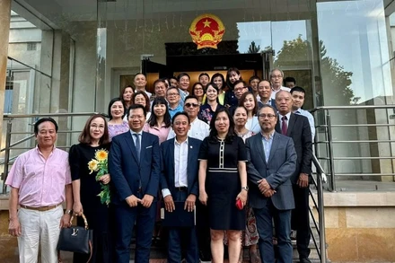 Thứ trưởng Lê Thị Thu Hằng gặp gỡ các tổ chức người Việt tại Ba Lan. (Ảnh: Ủy ban Nhà nước về người Việt Nam ở nước ngoài)