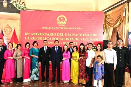 Toàn thể cán bộ, nhân viên Đại sứ quán Việt Nam tại Cuba chụp ảnh kỷ niệm tại buổi lễ. (Ảnh: Đại sứ quán Việt Nam tại Cuba)