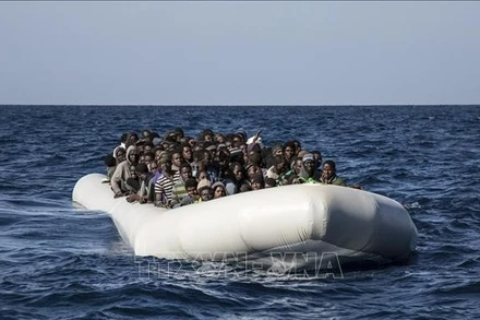 Người di cư chờ tàu cứu hộ trên Địa Trung Hải. (Ảnh tư liệu: AP/TTXVN)